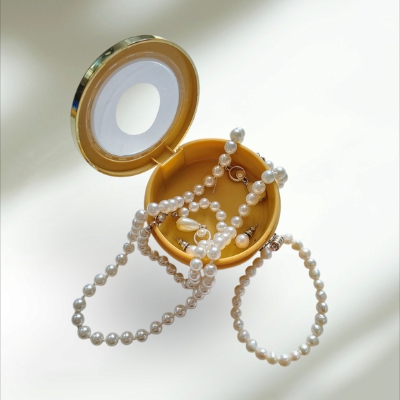 Elegant Pearl Necklace with Yellow Jewelry Box - Picture 3 of 12